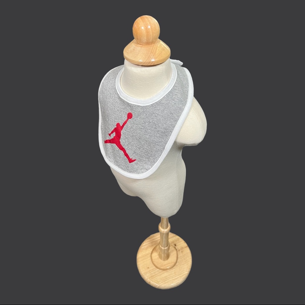 Jordan Jumping Man Grey Red White 9-12 m Baby Bib